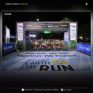 The moment the race begins at night, with white smoke effects flanking the track as a large pack of runners bursts through the starting gate and onto the green turf.