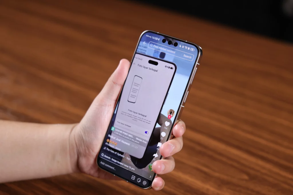 A close-up shot of a person holding a smartphone showing a vertical short-form video on a social media app like TikTok. The video displays a tutorial graphic in Indonesian explaining how to take a knuckle gesture screenshot ("Foto layar terkepal") on a Huawei phone.