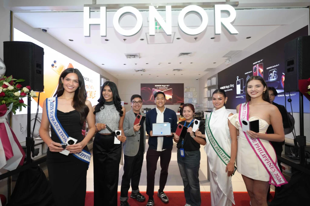 HONOR executives and beauty queens standing on a red carpet holding various HONOR products inside an HONOR retail store.